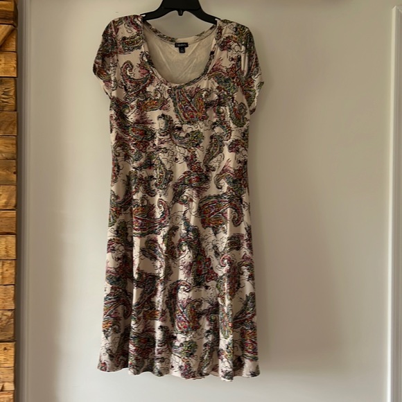 Relativity Dresses & Skirts - RELATIVELY short sleeve dress, tan with multi colored design